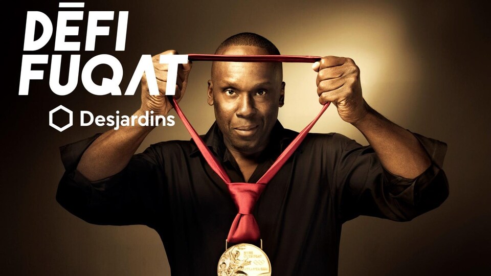 Un montage indique Défi FUQAT Desjardins, avec une photo de Bruny Surin tenant un médaille d'or.