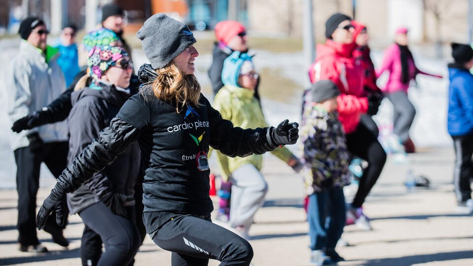 Des résidents de Gatineau lors d'une séance d'entraînement à l'extérieur.