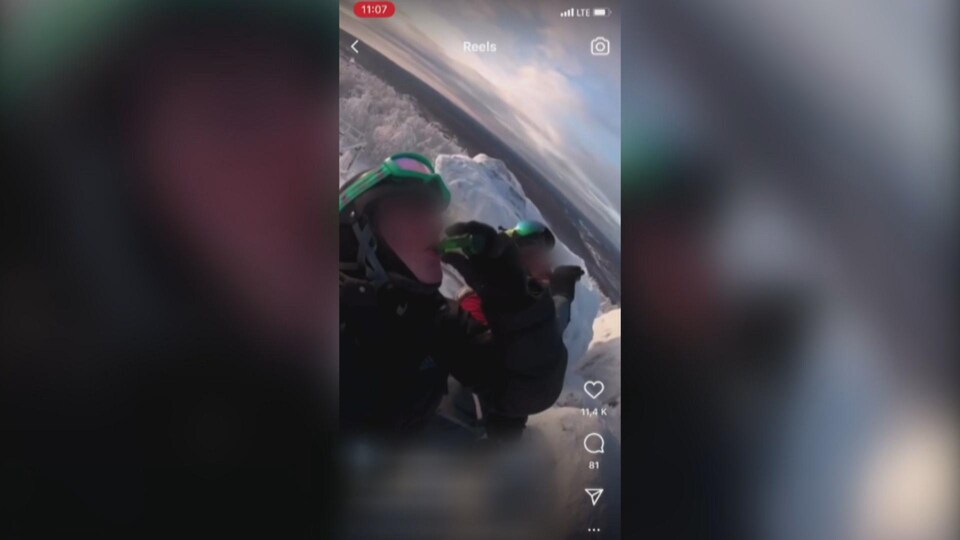 Deux skieurs en haut d'une pente calent une mini-bouteille de spiritueux.