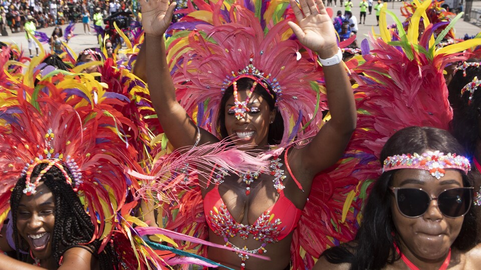 Les Danseurs Et Danseuses Envahissent Les Rues De Toronto Pour Le Carnaval Caribana Radio 9983