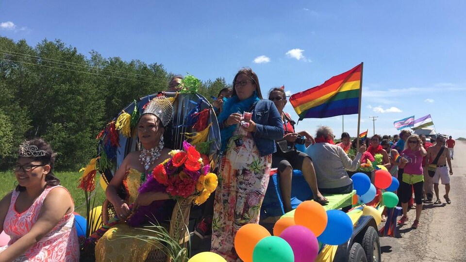De nombreuses personnes défilent aux couleurs de la communauté LGBTQ dans la Première nation Beardy's and Okemasis.