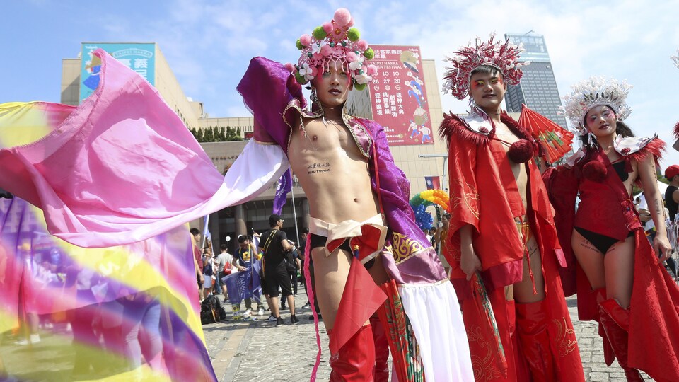 Des fêtards participent au défilé de la fierté gaie à Taipei.