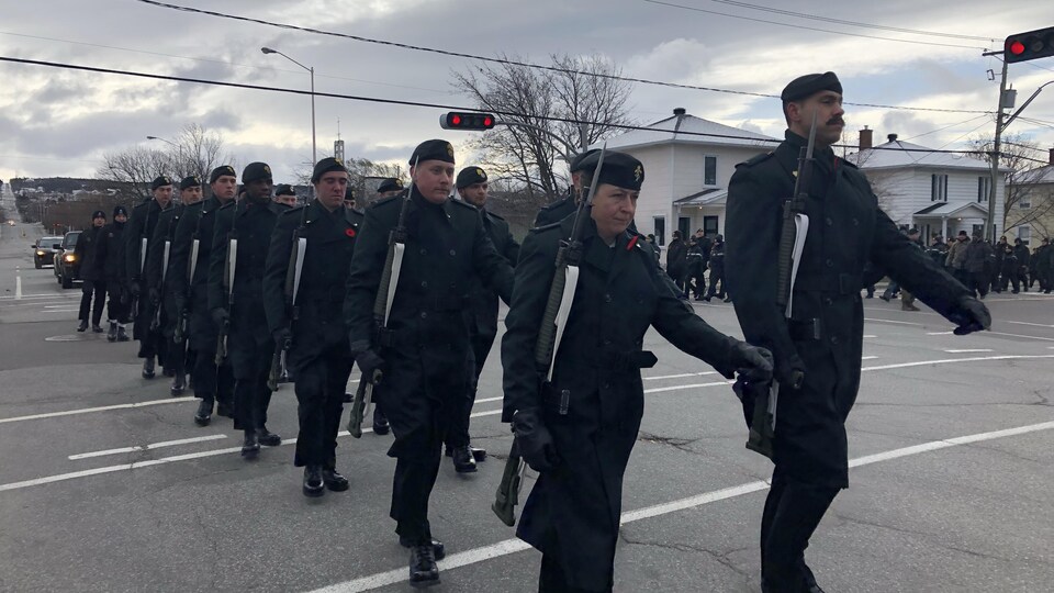 Des militaires marchent dans la rue.