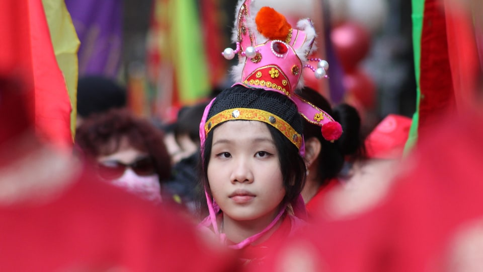Une fille habillée en vêtements traditionnels, lors d'un défilé du Nouvel An lunaire à Vancouver