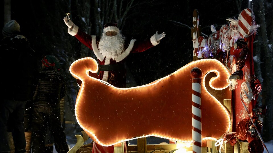 Le père Noël en apothéose à la fin de la parade.