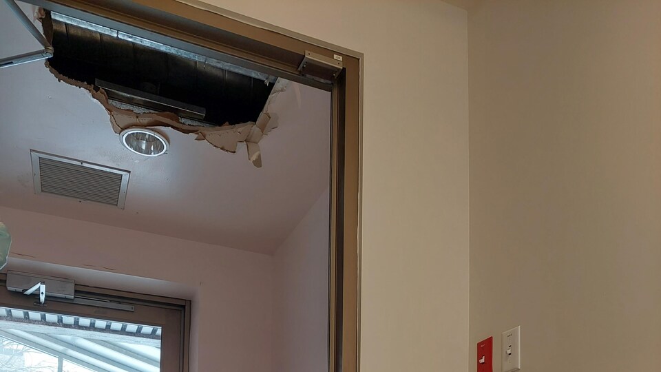 Une partie du plafond est tombé au sol en raison d'un dégât des eaux. 