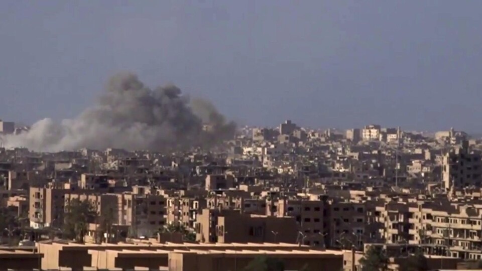 Images de bombardements sur la ville de Deir Ezzor retransmises par l'agence syrienne d,Information Sana.