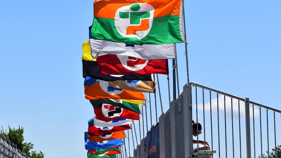 Les drapeaux des différentes délégations flottant sur le site accueillant la 55e finale des Jeux du Québec.