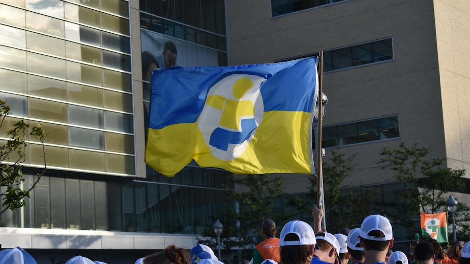 Le drapeau de la délégation de l'Est-du-Québec, lors de l'arrivée des athlètes à Laval.