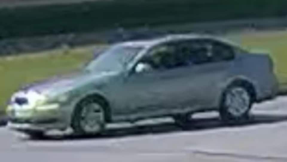 Le véhicule du suspect sur la route capté par une caméra de surveillance. 