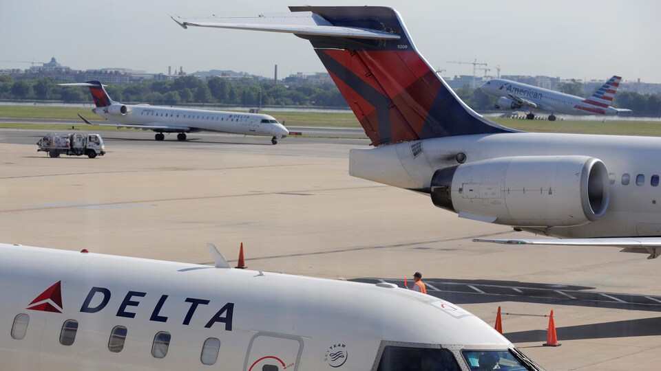 Des avions de la compagnie d'Atlanta Delta Airlines.