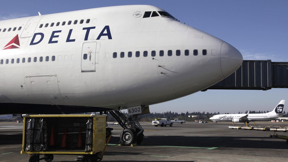 Un avion de Delta sur le tarmac.