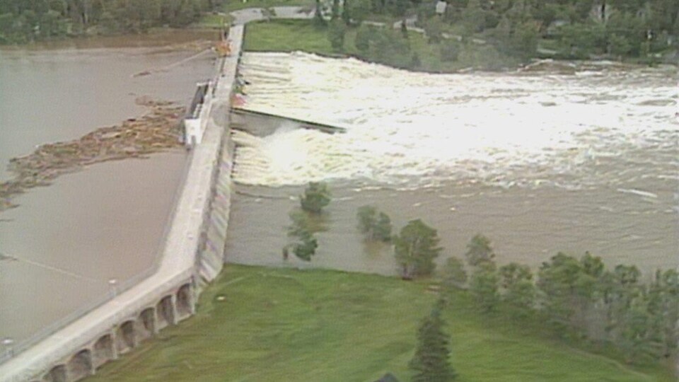Un fort débit d'eau est évacué par le barrage Portage-des-Roches.