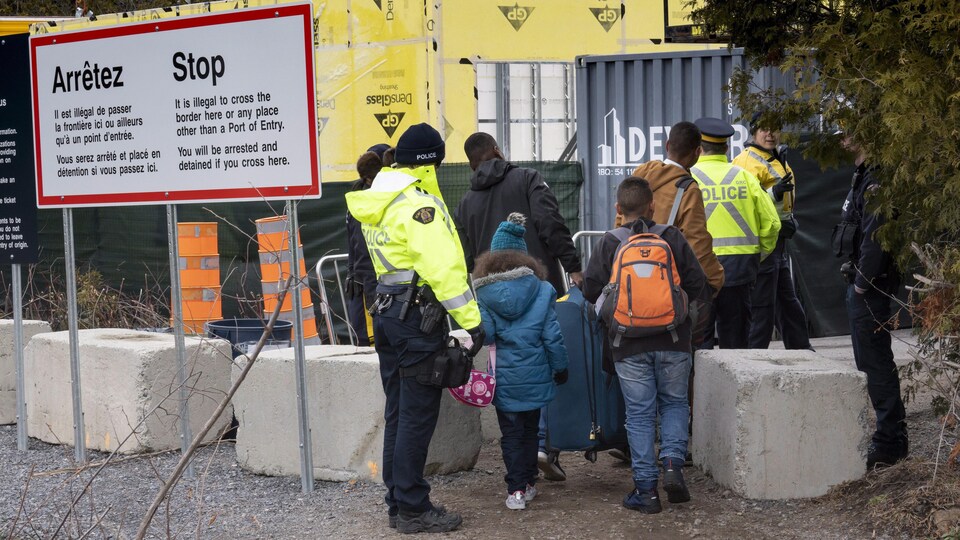 Une famille disant venir de la Colombie a été arrêtée par la Gendarmerie royale du Canada à la frontière canado-américaine, le 18 avril.