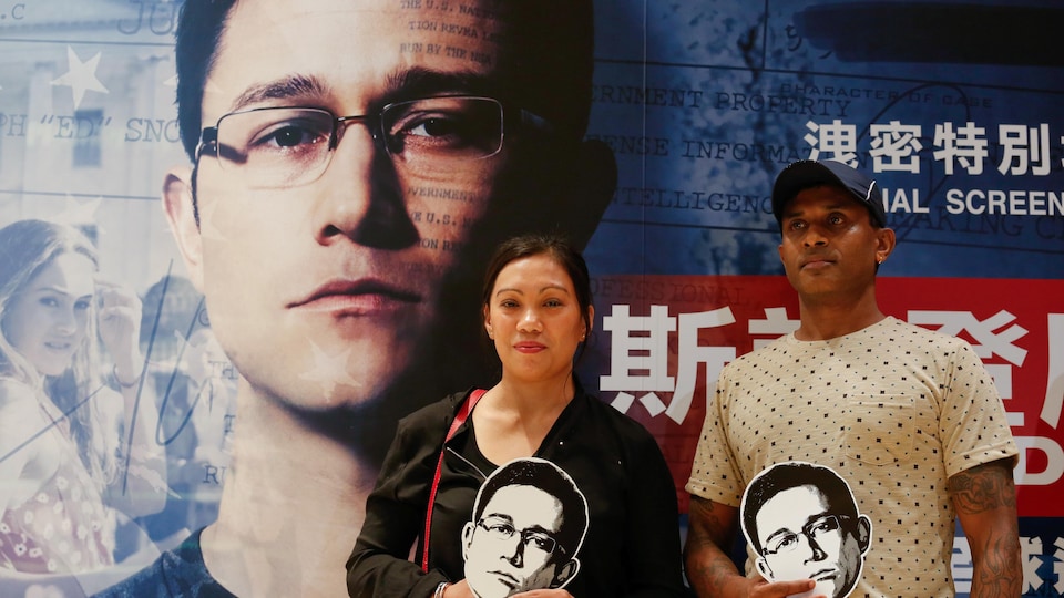 Deux demandeurs d'asile ayant aidé Edward Snowden, Vanessa Rodel et Ajith Pushpakumara, lors d'une projection du film d'Oliver Stone à Hong Kong