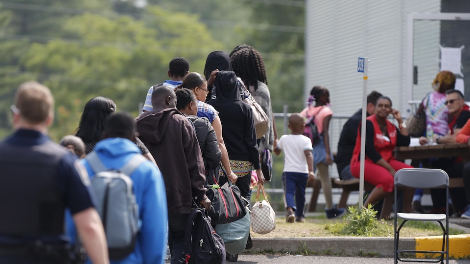 Des demandeurs d'asile aux Services frontaliers du Canada à Lacolle