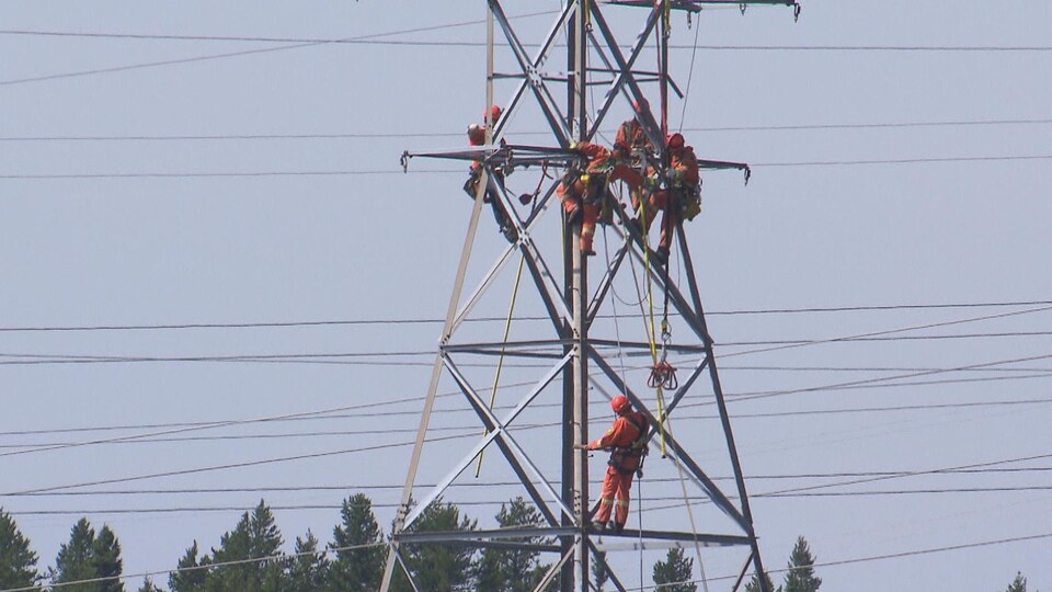 Fin Du Demantelement D Une Ligne Electrique A Baie Comeau Radio Canada Ca