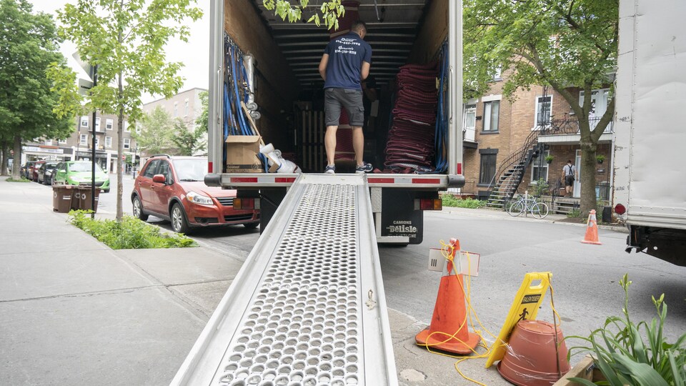 Une rampe mène à un camion de déménagement.