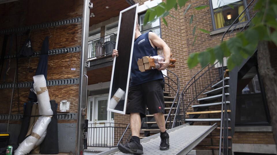 Un homme lors d’un déménagement à Montréal.