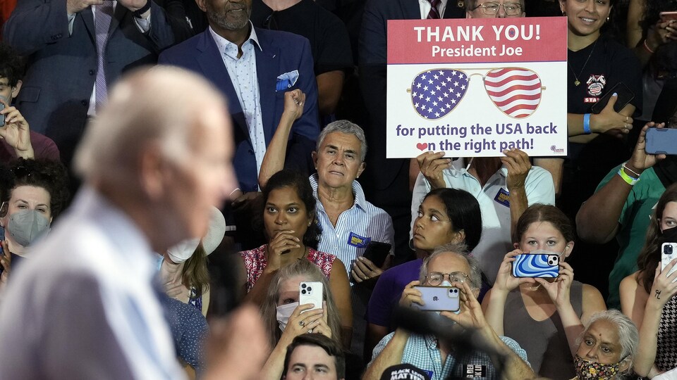 Joe Biden devant une foule.