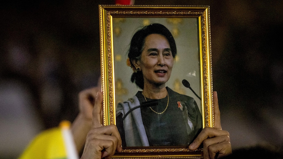 Un manifestant brandit la photo de la dirigeante civile du Myanmar Aung San Suu Kyi. 