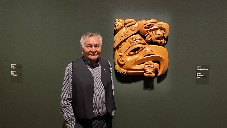 Dempsey Bob in front of one of his works. 