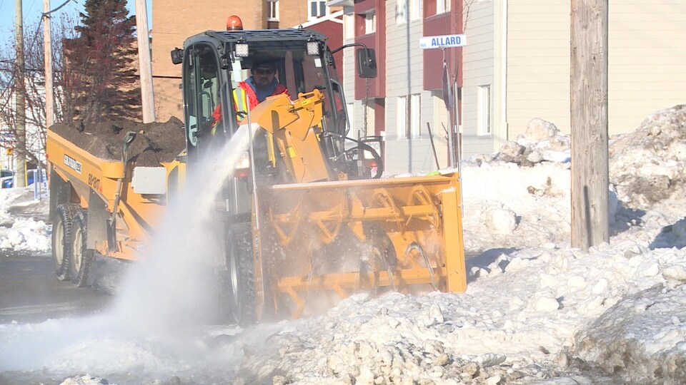 Une opération de déneigement à Sept-Îles.