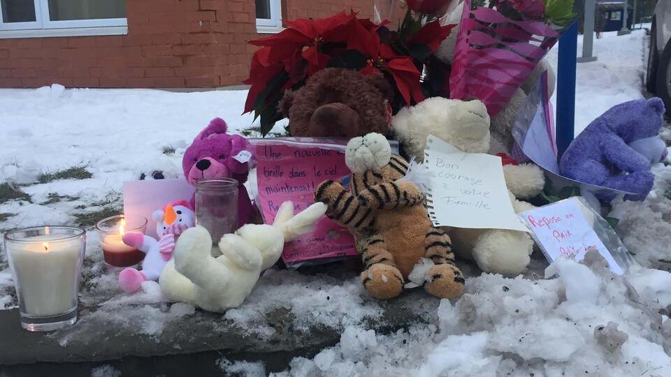 Des gens déposaient cet après-midi des toutous, mots de condoléances, fleurs et bougies sur les lieux du drame.