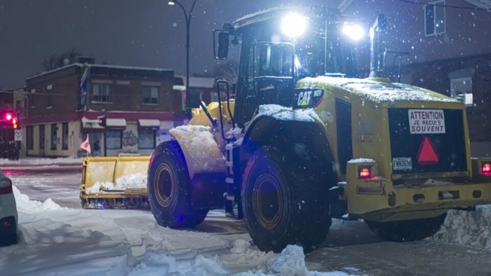 Un tracteur de déneigement.
