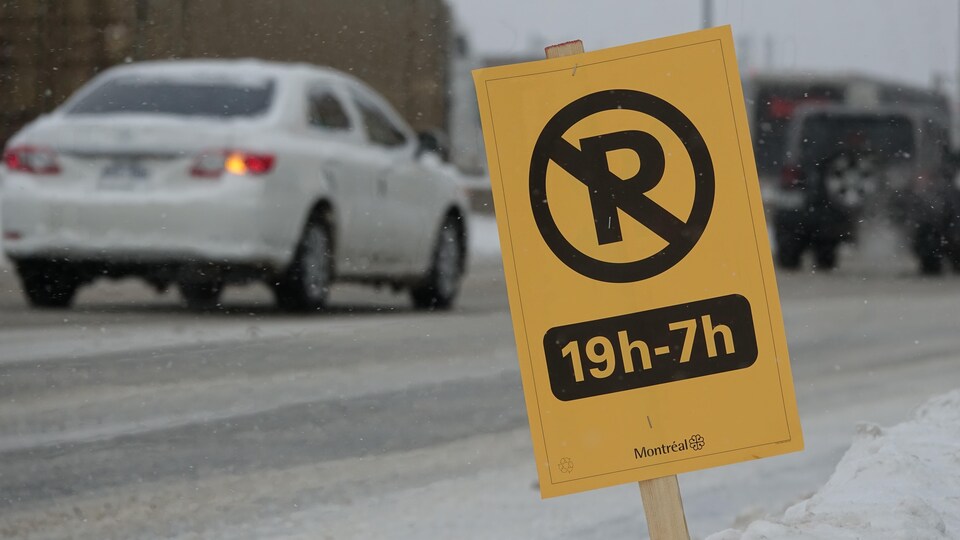 Une pancarte d'interdiction de stationnement de 19 h à 7 h installée dans une rue de Montréal.