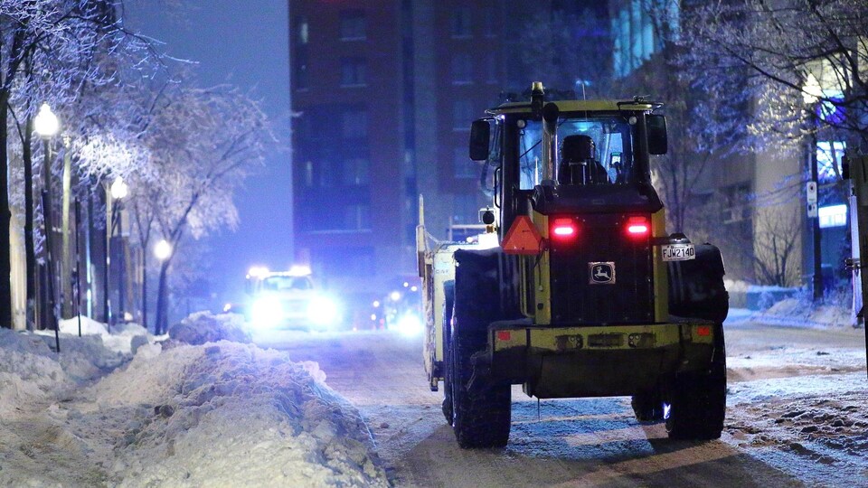 De la machinerie employée au déneigement des rues de la ville de Québec.