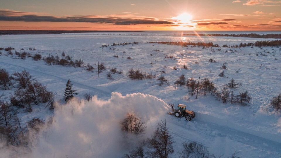 Une déneige sur l'île Miscou le mardi 2 mars 2021.