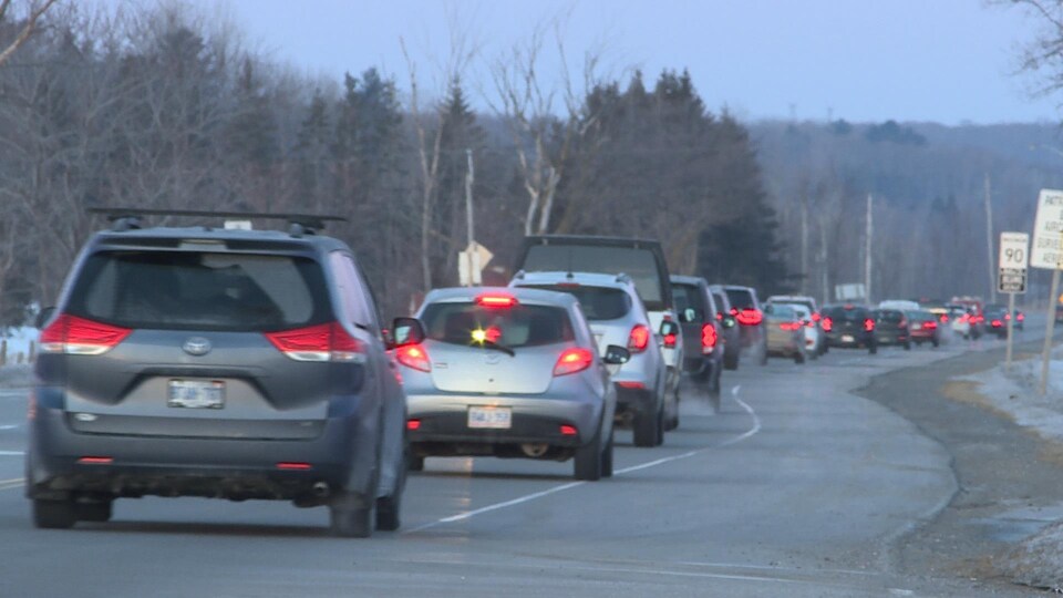 Des véhicules sur une route congestionnée.