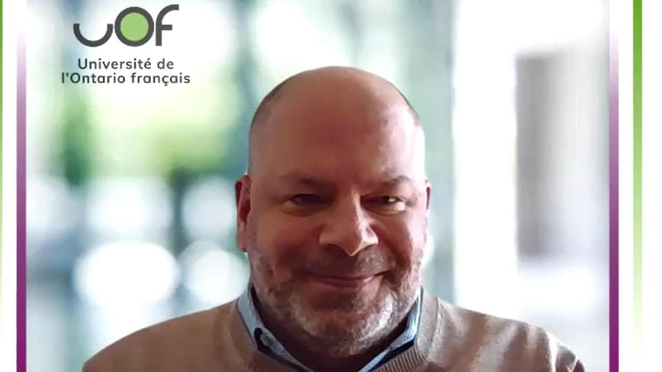Denis Berthiaume, en vidéoconférence, devant un fond d'écran avec le logo de l'UOF.