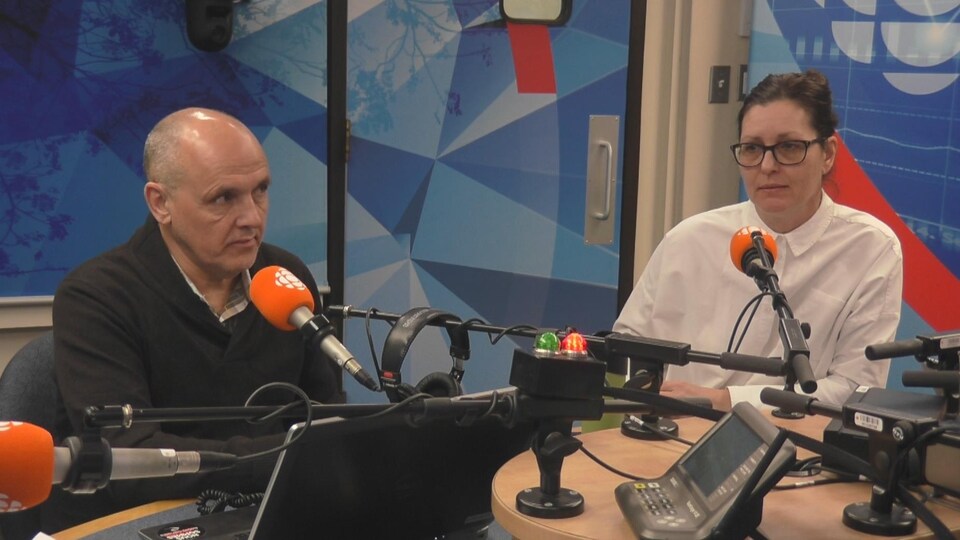 Denis Bouchard et isabel Brochu assis en studio