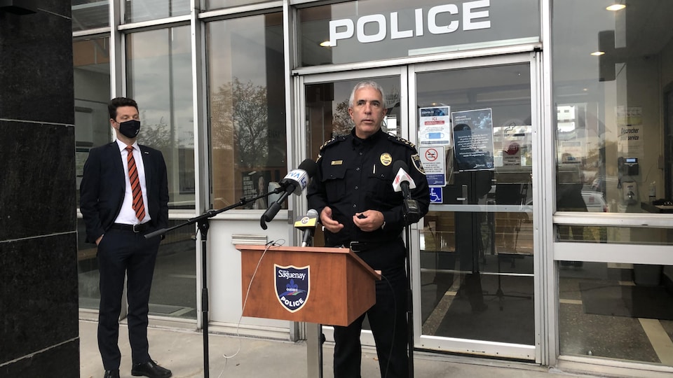 Denis Boucher devant le quartier général du Service de police de Saguenay