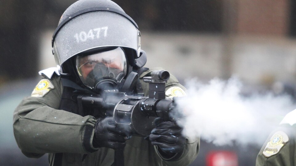 Un policier utilisant son arme