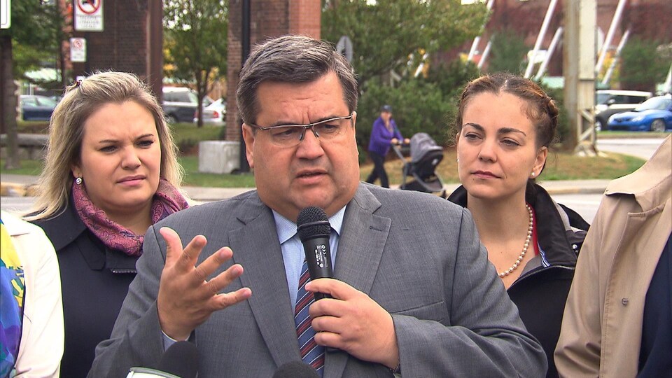 Le maire sortant de Montréal, Denis Coderre, en compagnie de candidates lors d'une conférence de presse électorale.