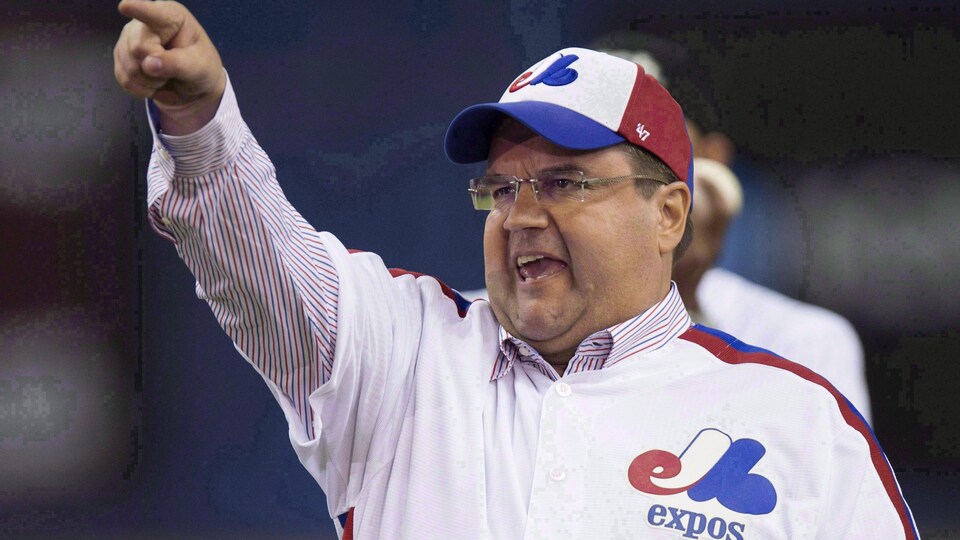 Denis Coderre porte un chandail et une casquette des Expos