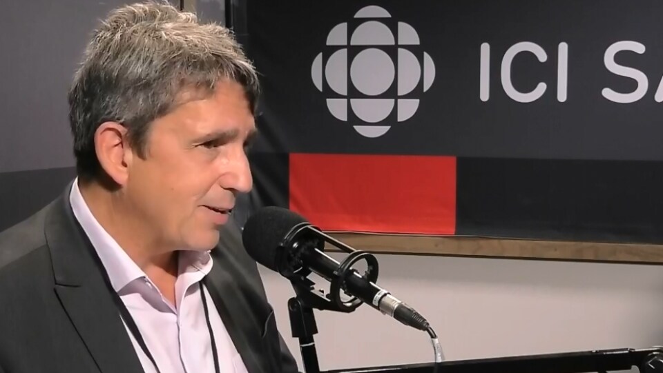 Un homme discute de la communauté fransaskoise au micro de l'émission Point du jour