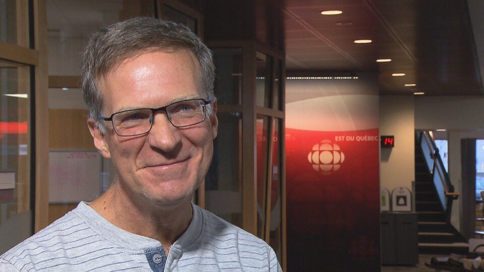 Denis Gilbert en entrevue à la station de Radio-Canada de Rimouski.