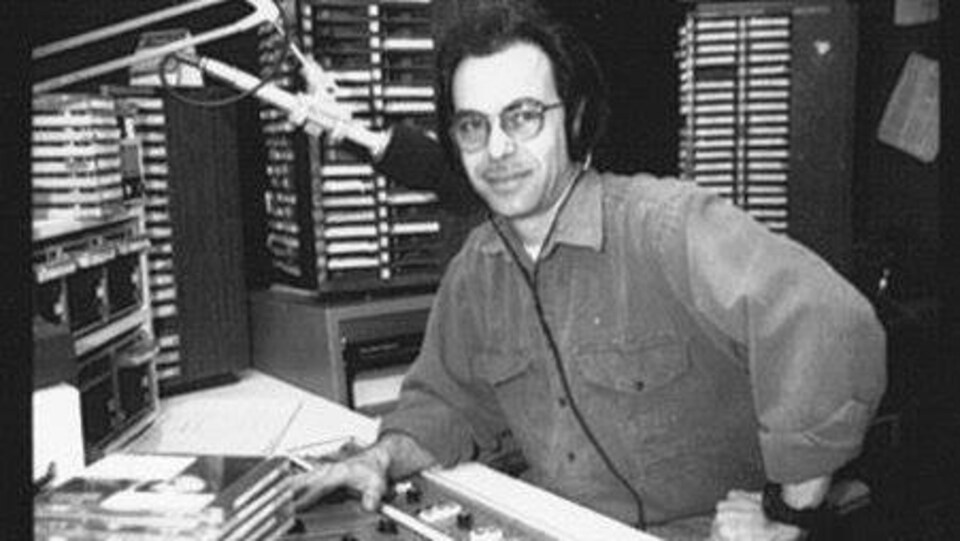 L'animateur de radio Denis Grondin, au micro de la station CKOI