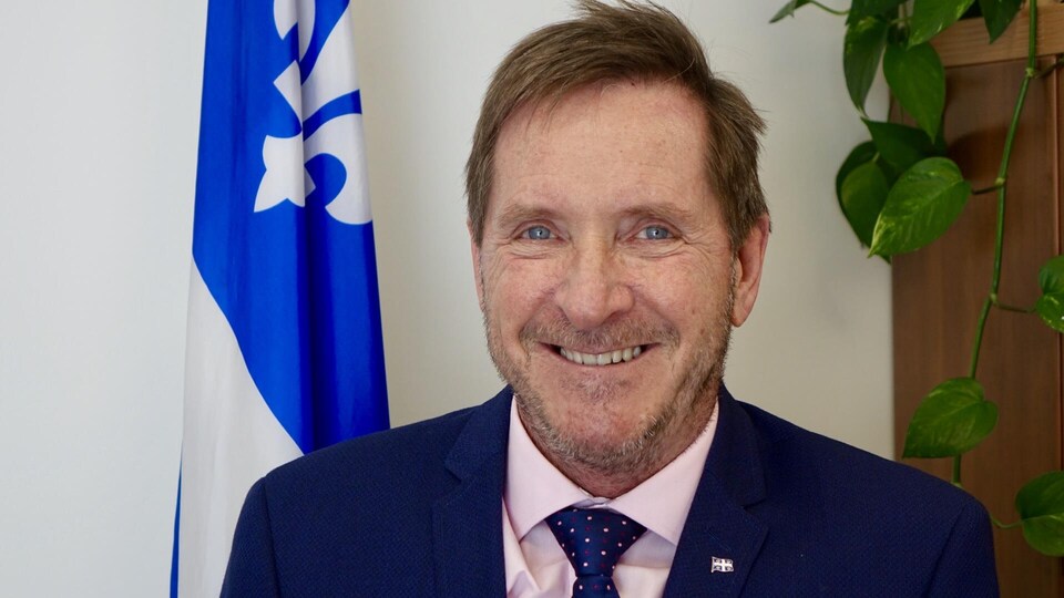 Denis Tardif sourit à la caméra.