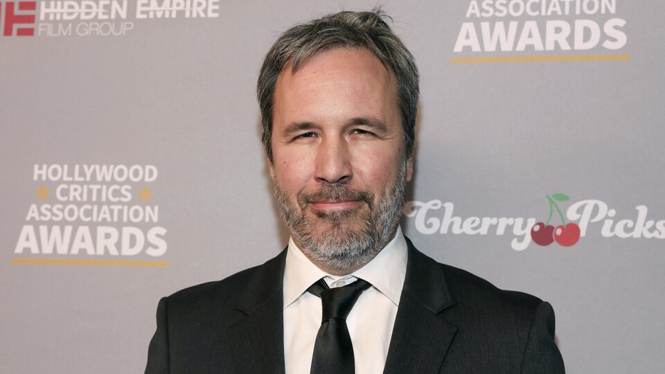 Le cinéaste Denis Villeneuve pose pour les photographes à un gala à Hollywood en 2020.