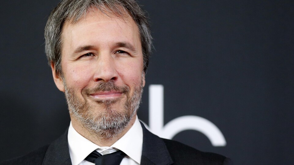 Denis Villeneuve sourit aux caméras sur le tapis rouge des Hollywood Film Awards, en novembre 2017.