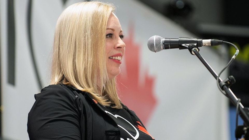 Denise Batters portant le t-shirt « J'aime le pétrole et le gaz canadien ».