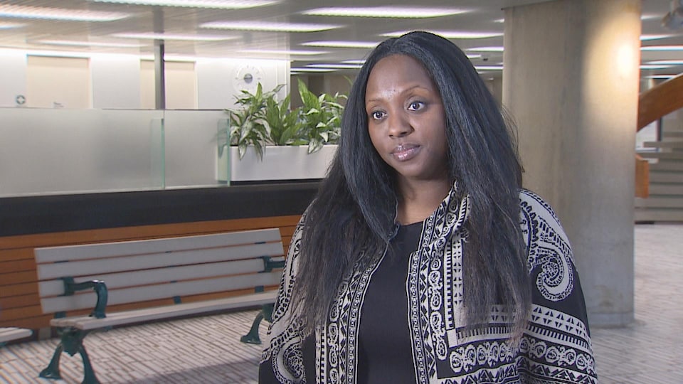     Denise Andrea Campbell, debout dans le hall de l'hôtel de ville de Toronto.