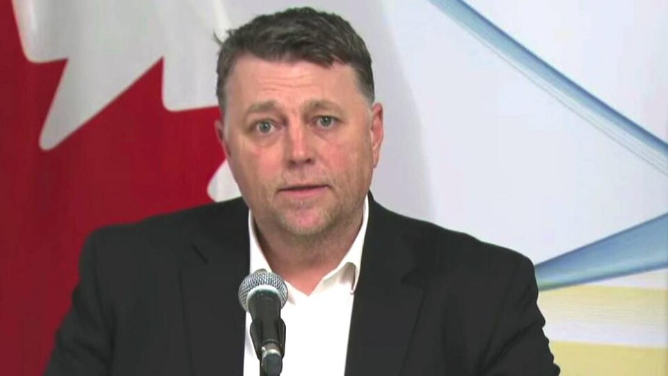 Dennis King en conférence de presse.