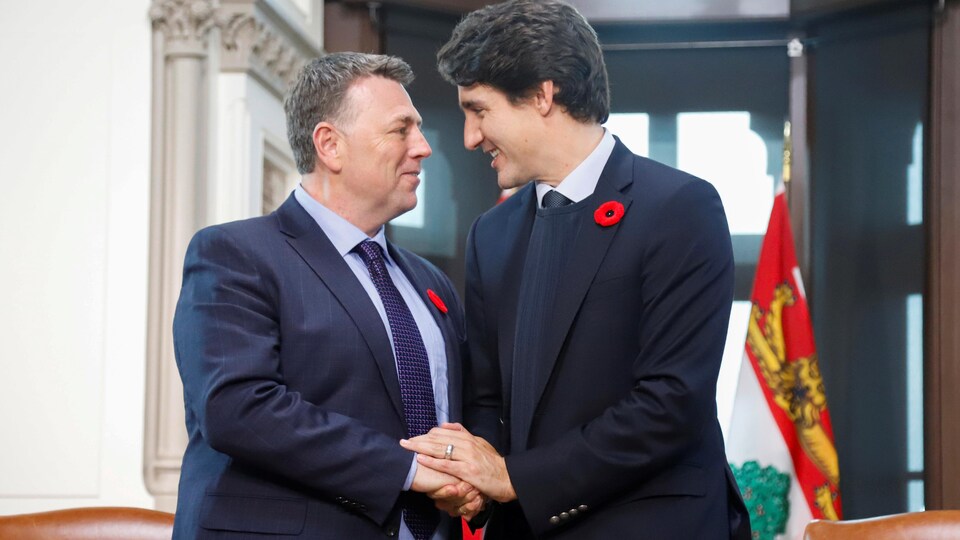 Poignée de main entre Dennis King et Justin Trudeau.