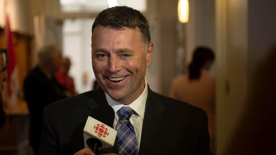 Dennis King, premier ministre de l'Île-du-Prince-Édouard, répond aux questions des journalistes.